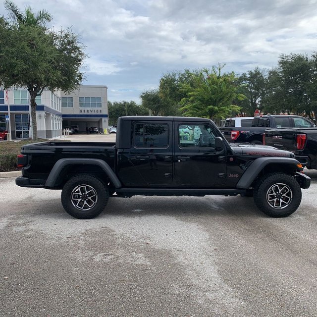 2024 Jeep Gladiator Rubicon photo 2