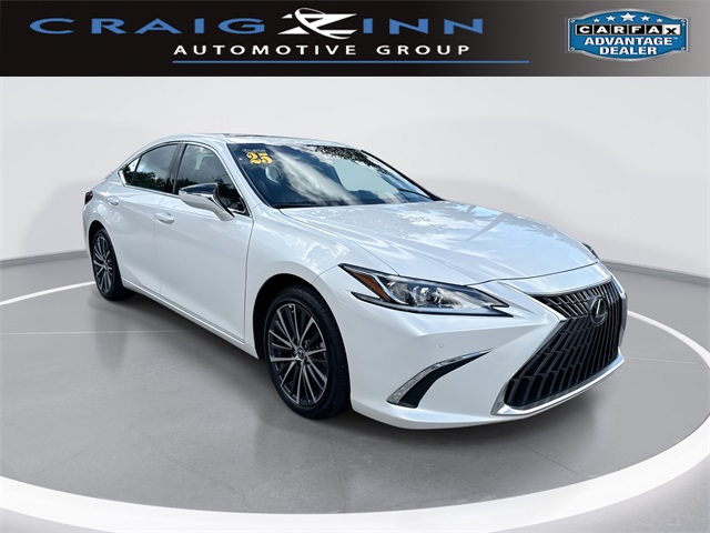 2025 Lexus ES Hybrid 300h's photo