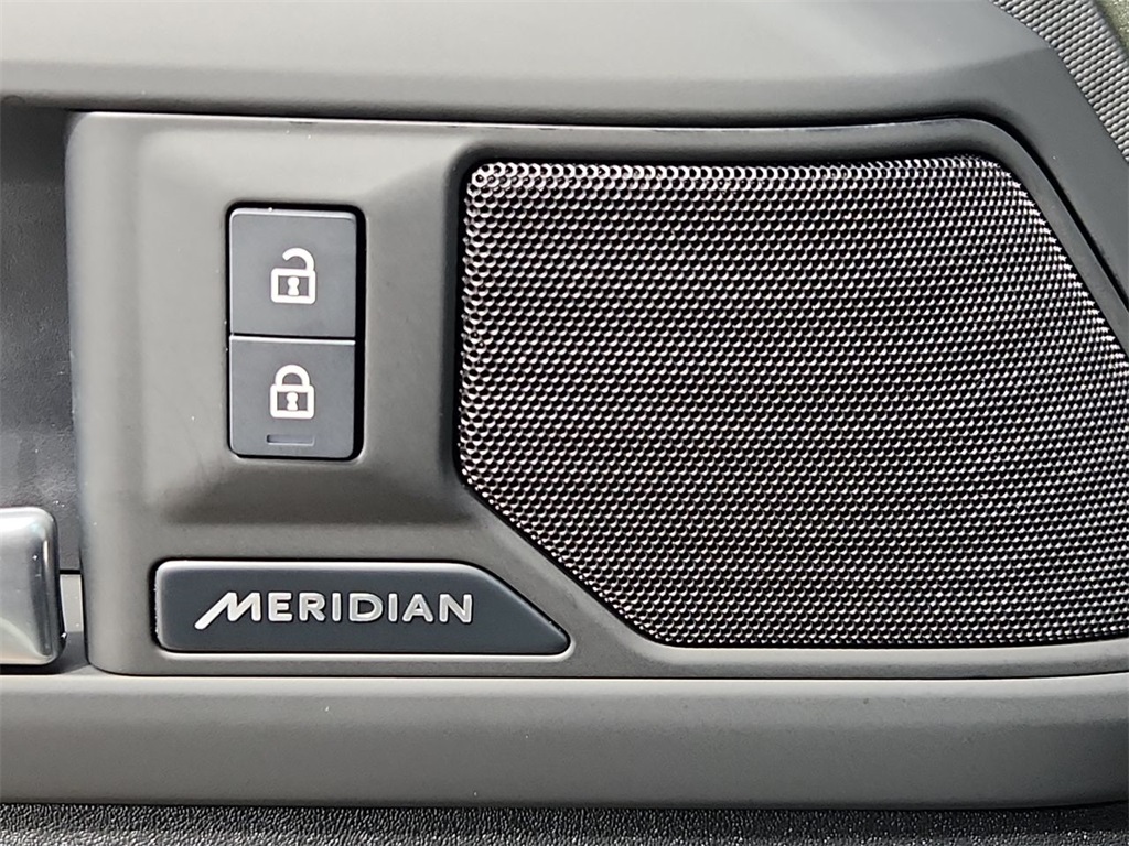 2025 Land Rover Defender 110 S photo 32