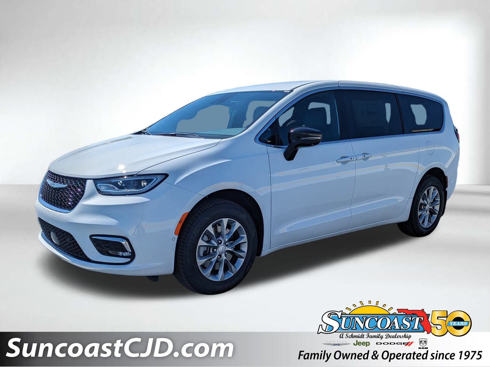 2026 Chrysler Pacifica Select's photo