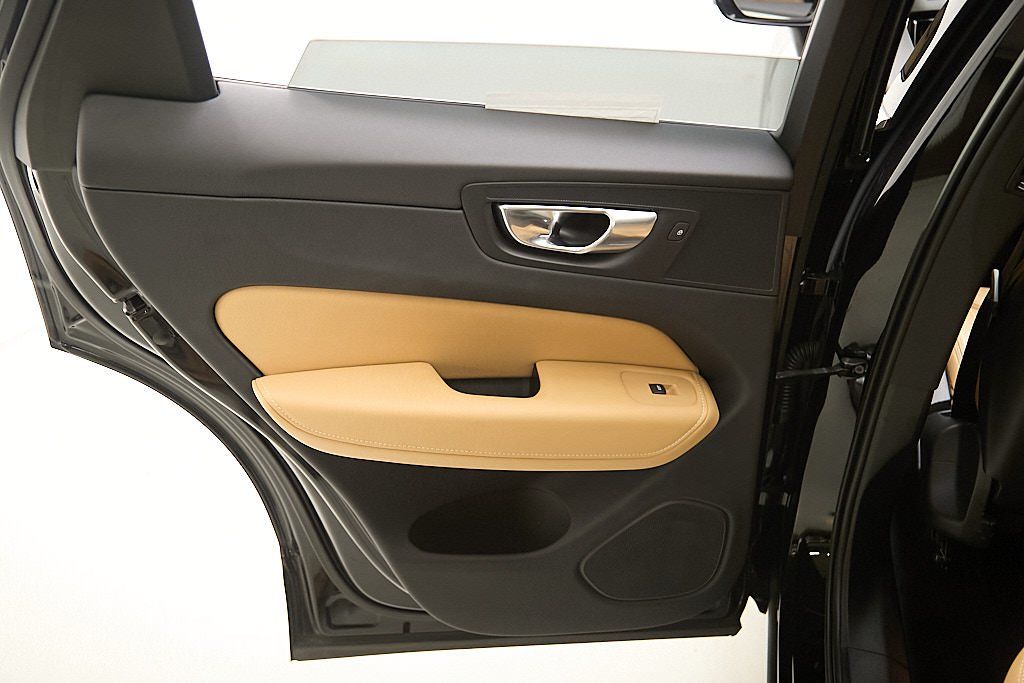 2023 VOLVO XC60 - Image 19