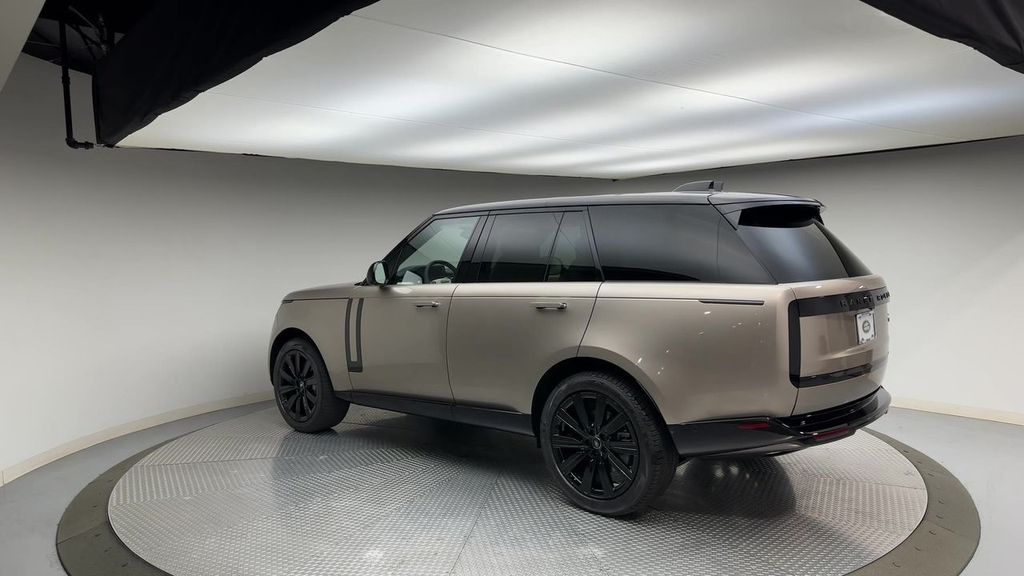 2023 Land Rover Range Rover SE photo 5
