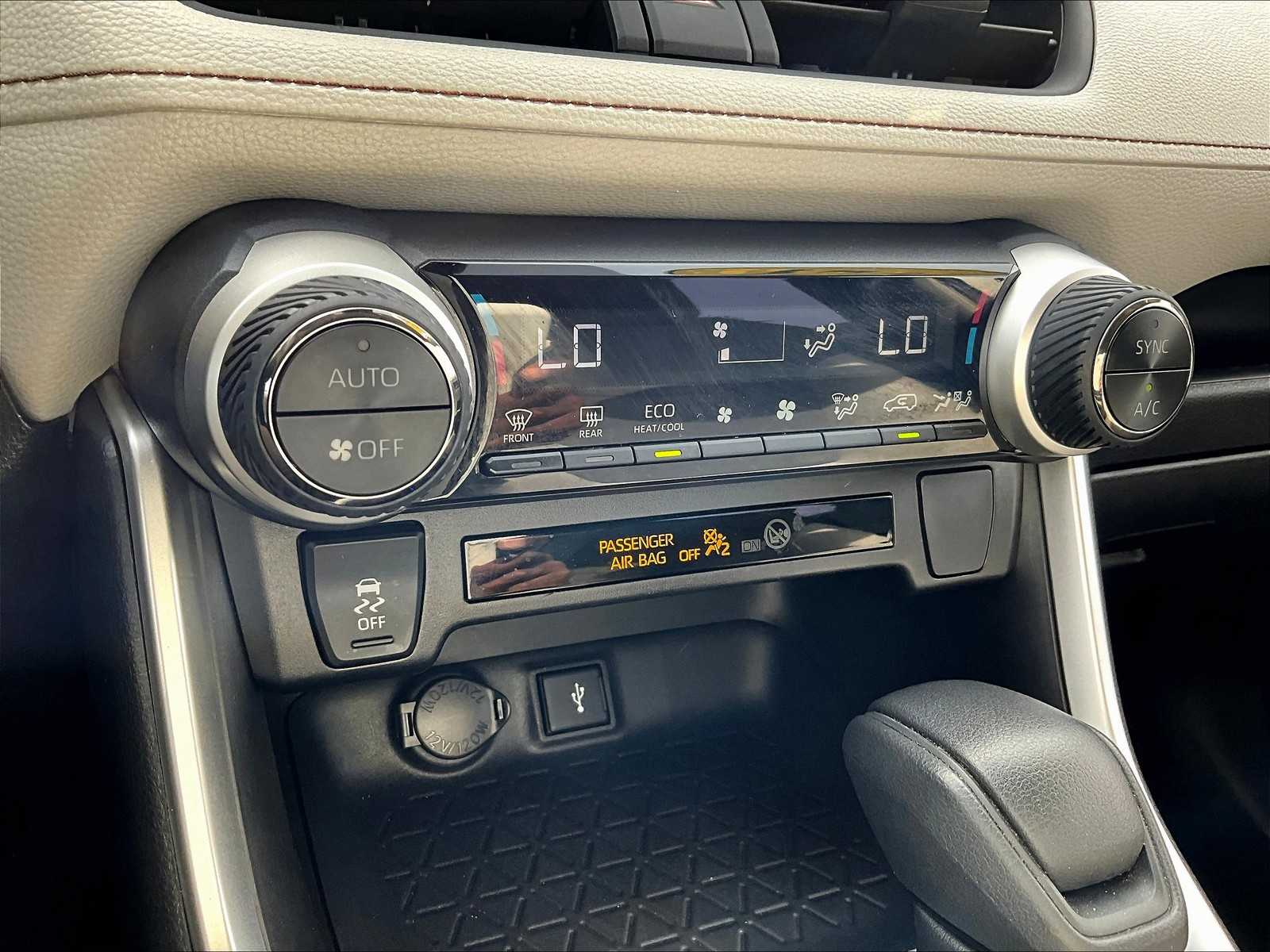 2021 Toyota RAV4 XLE photo 26