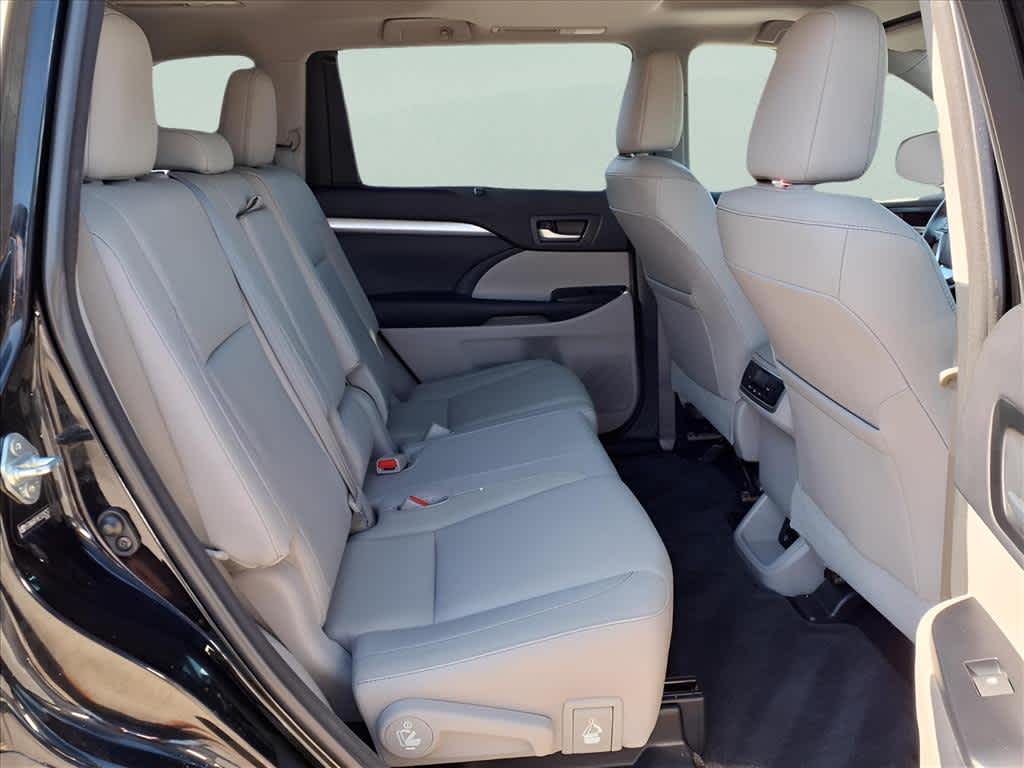 2014 Toyota RAV4 XLE photo 24