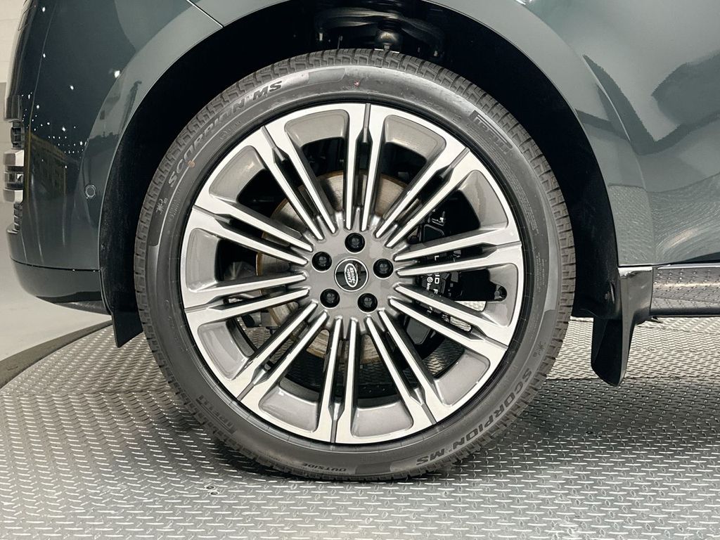 2025 Land Rover Range Rover SE photo 4