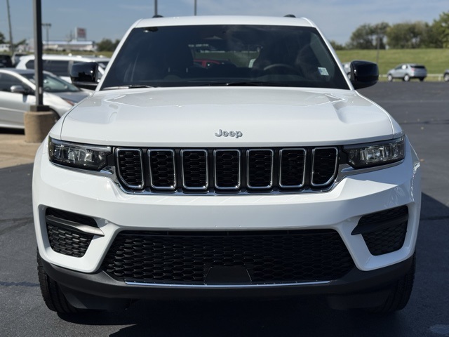 2025 Jeep Grand Cherokee Laredo photo 2
