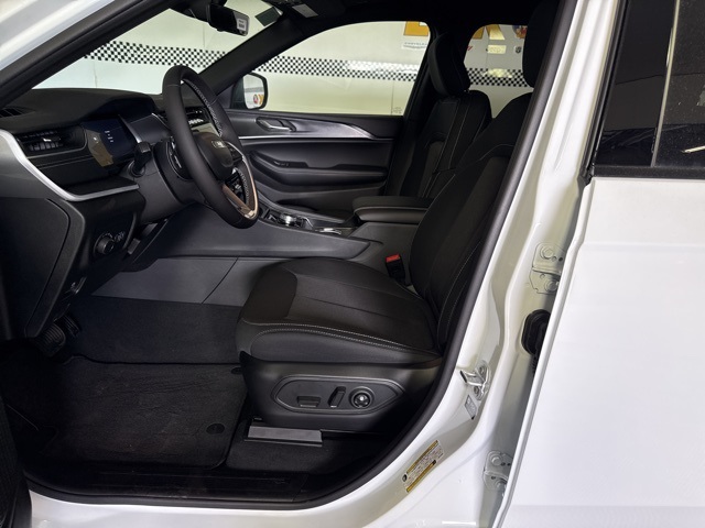 2025 Jeep Grand Cherokee Laredo X photo 2