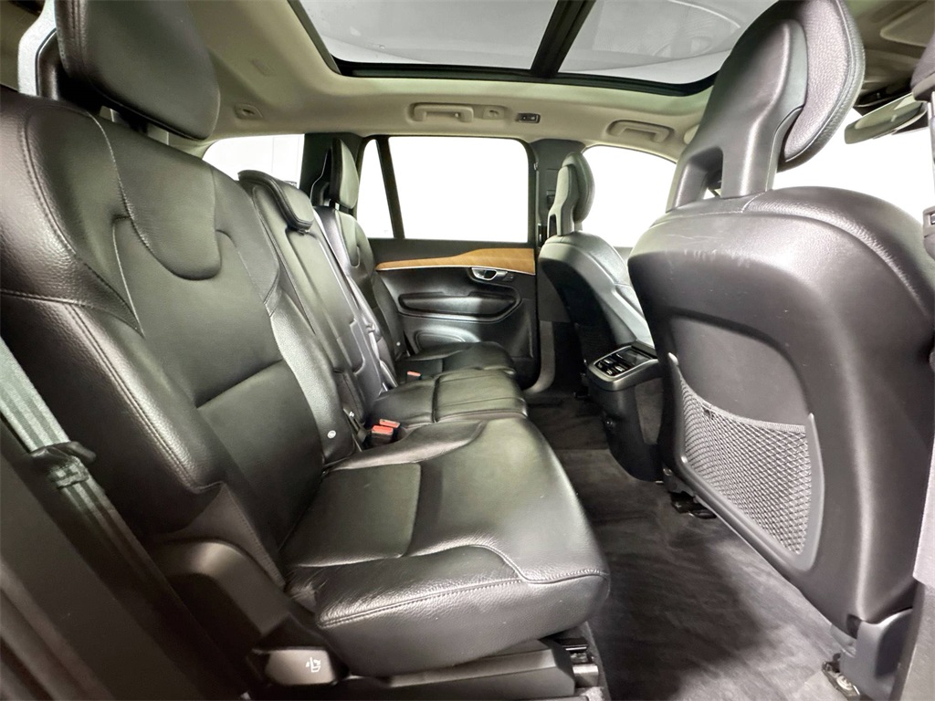 2022 Volvo XC90 T5 Momentum photo 13
