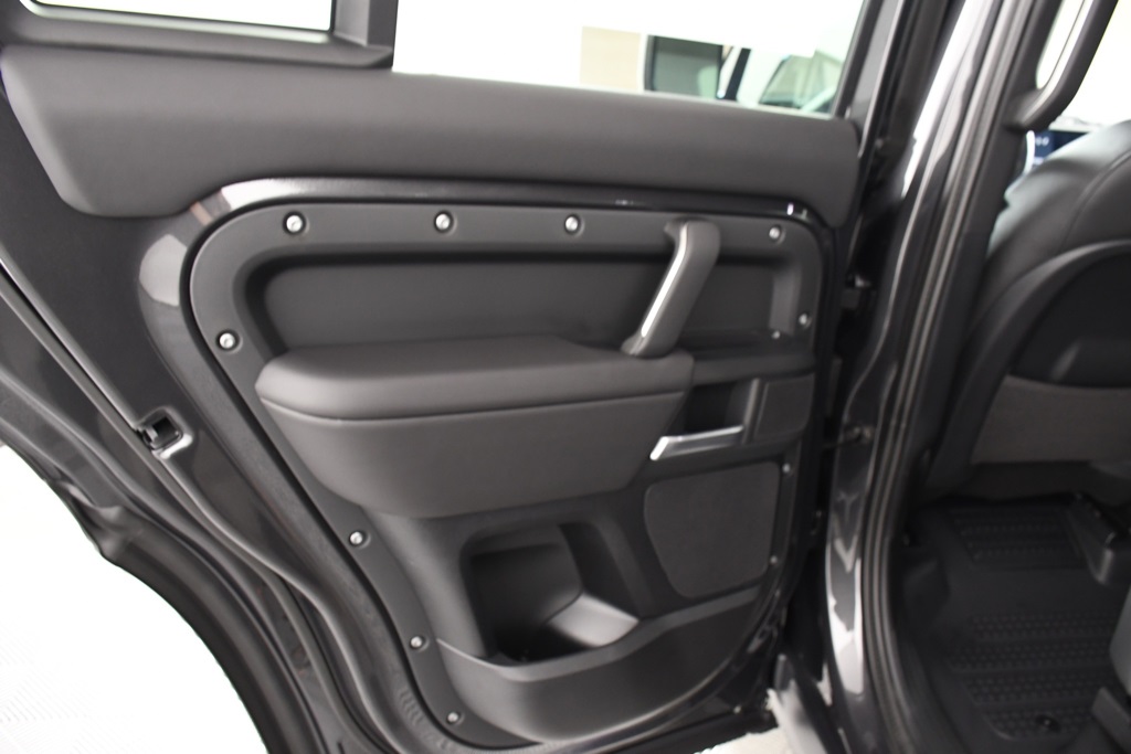 2025 Land Rover Defender 130 S photo 26