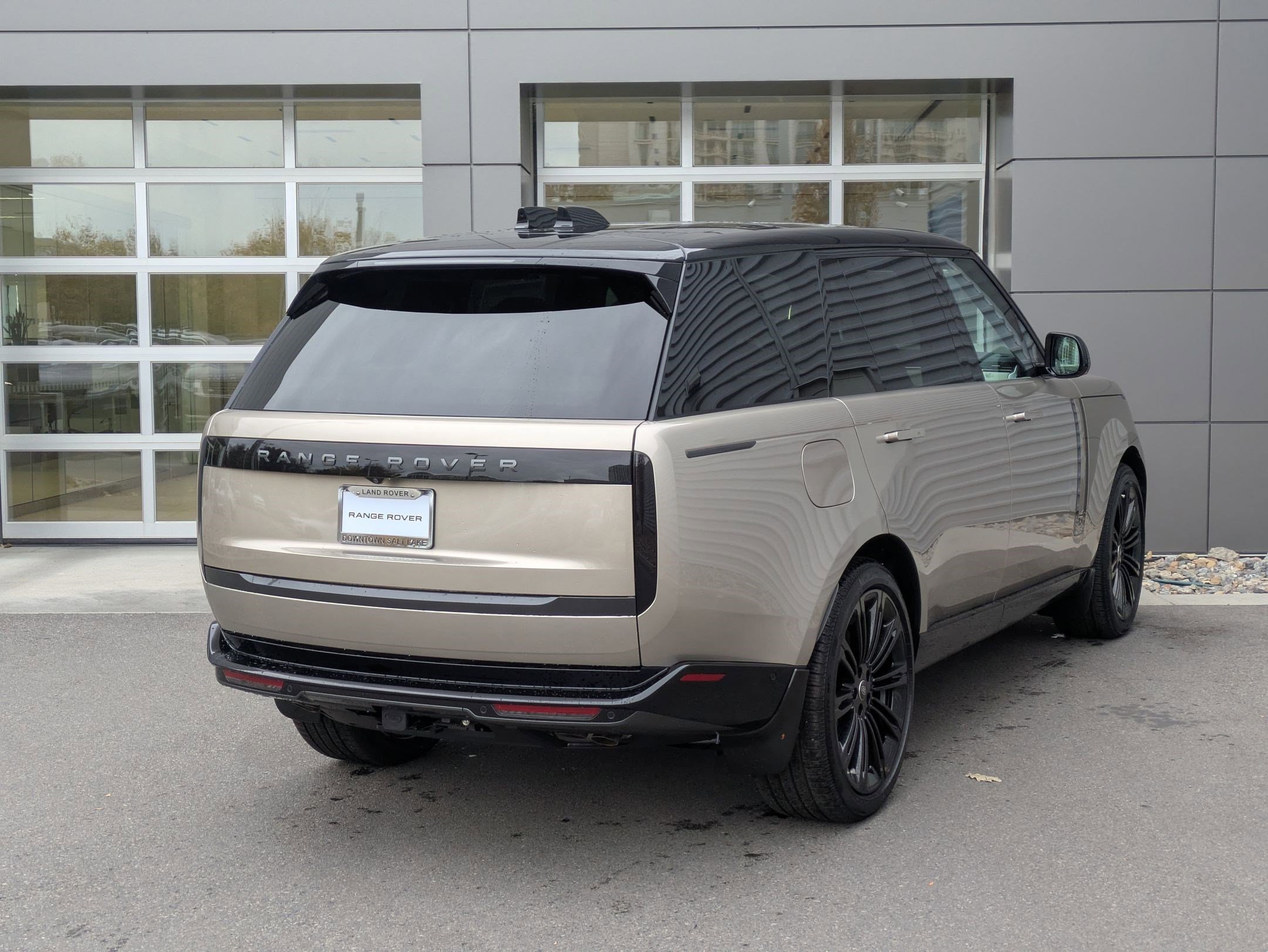 2025 Land Rover Range Rover SE photo 4