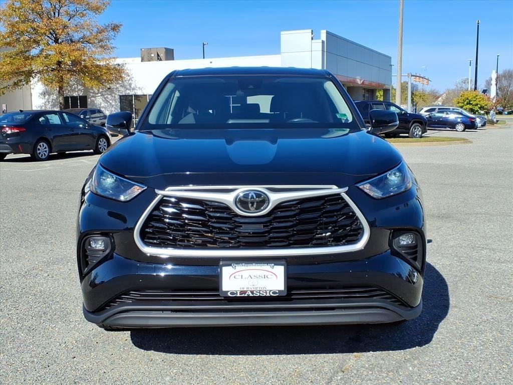 2022 Toyota Highlander LE photo 2