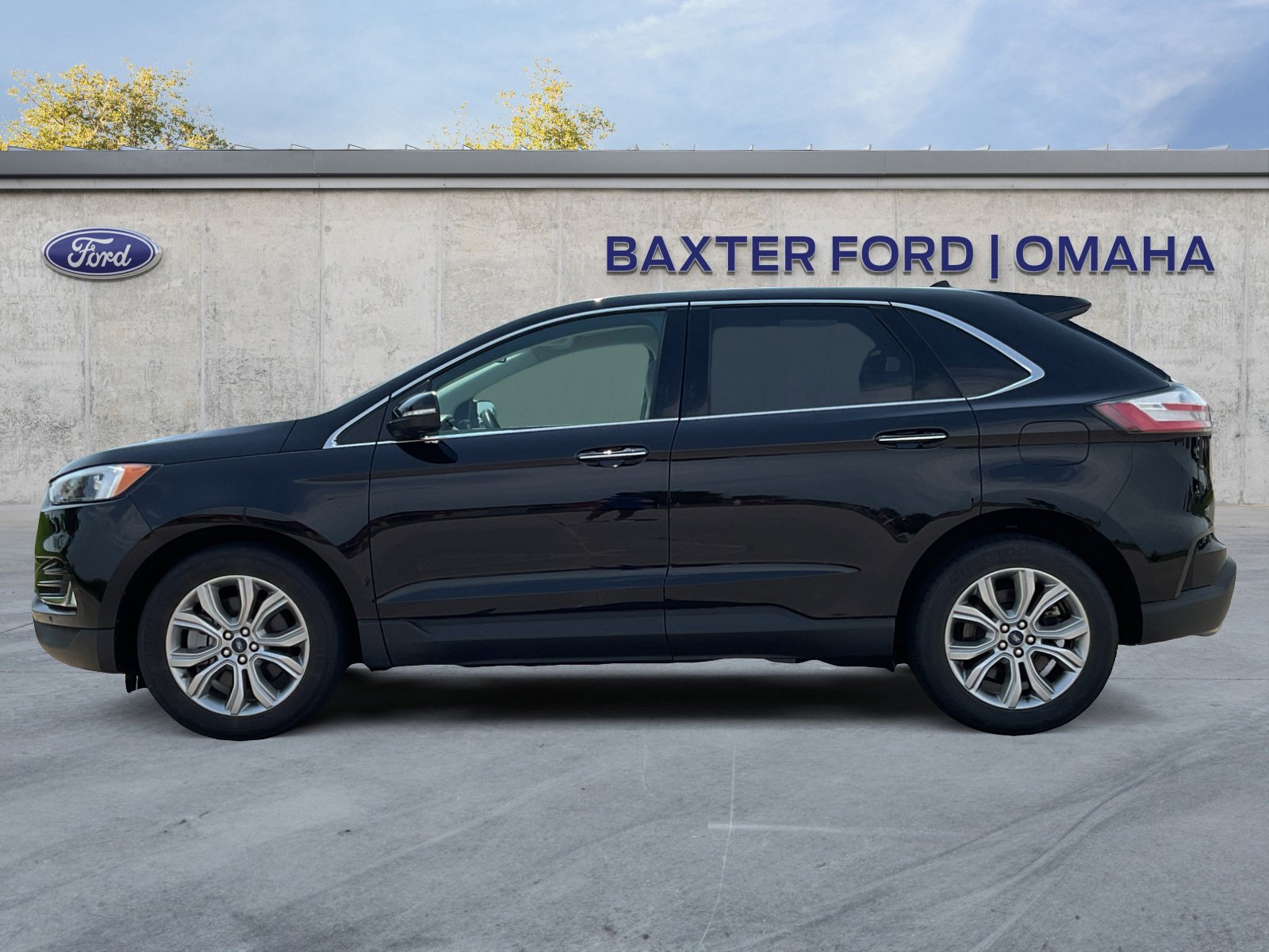 2022 Ford Edge Titanium photo 2