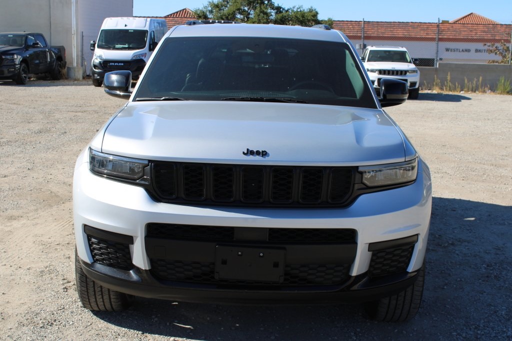 2023 Jeep Grand Cherokee Altitude photo 2
