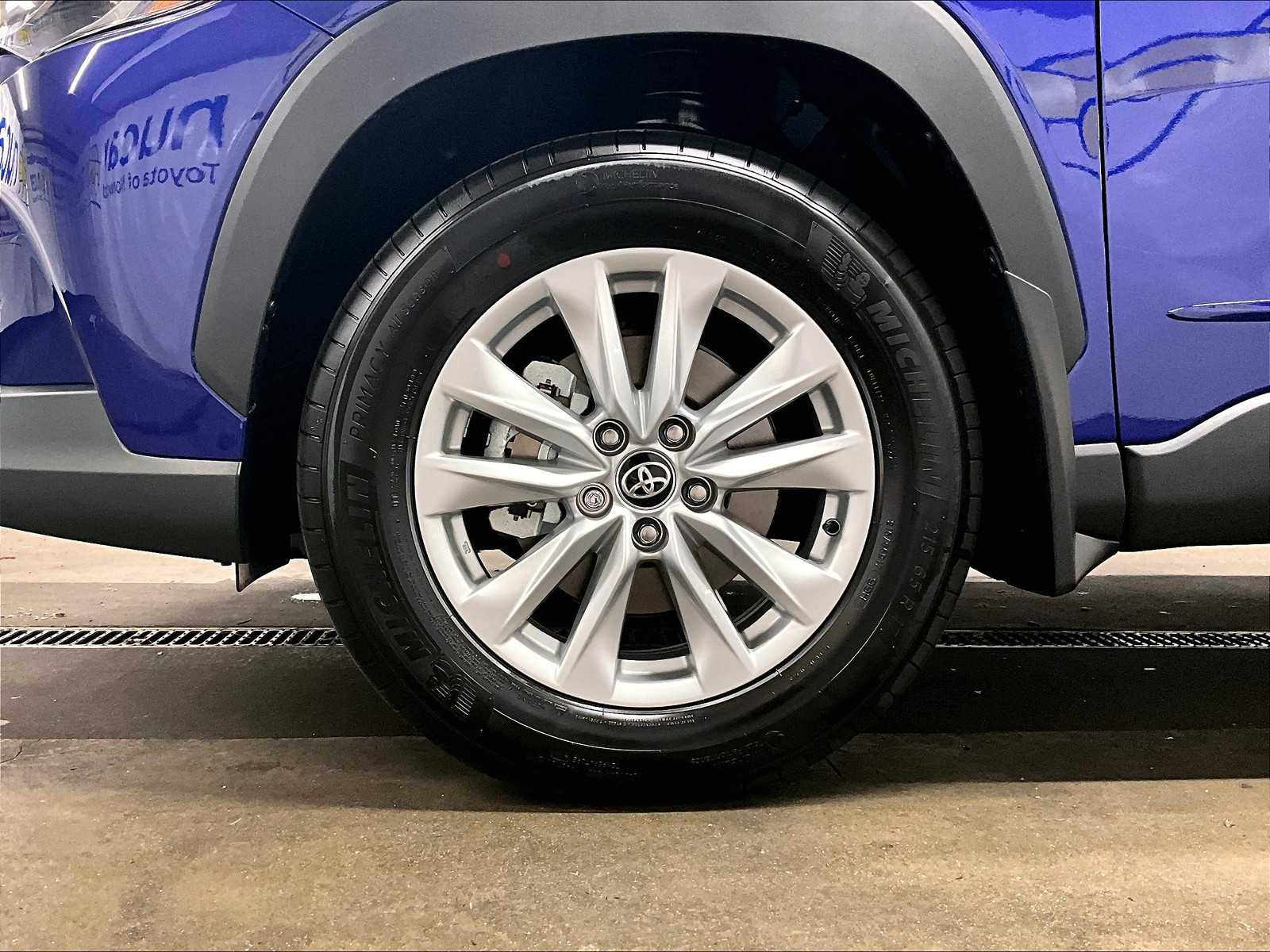 2025 Toyota Corolla Cross LE photo 7