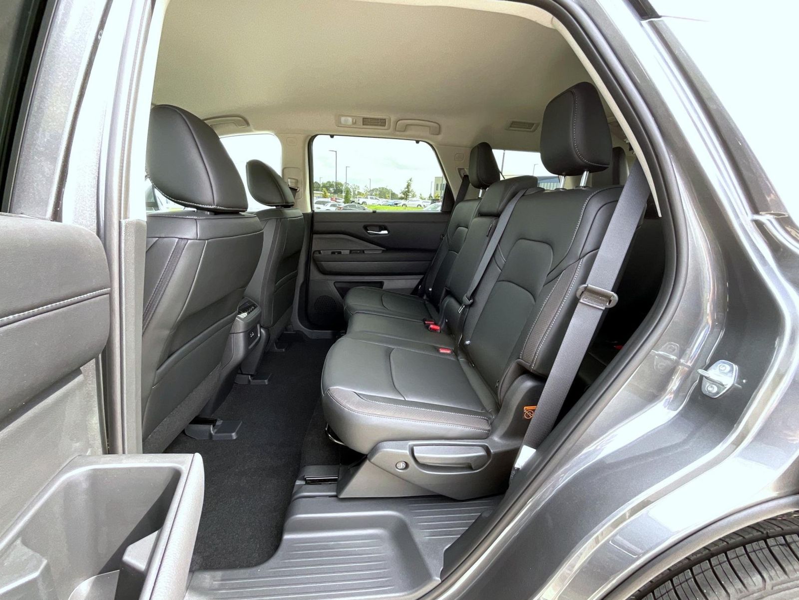 2025 Nissan Pathfinder SL photo 11