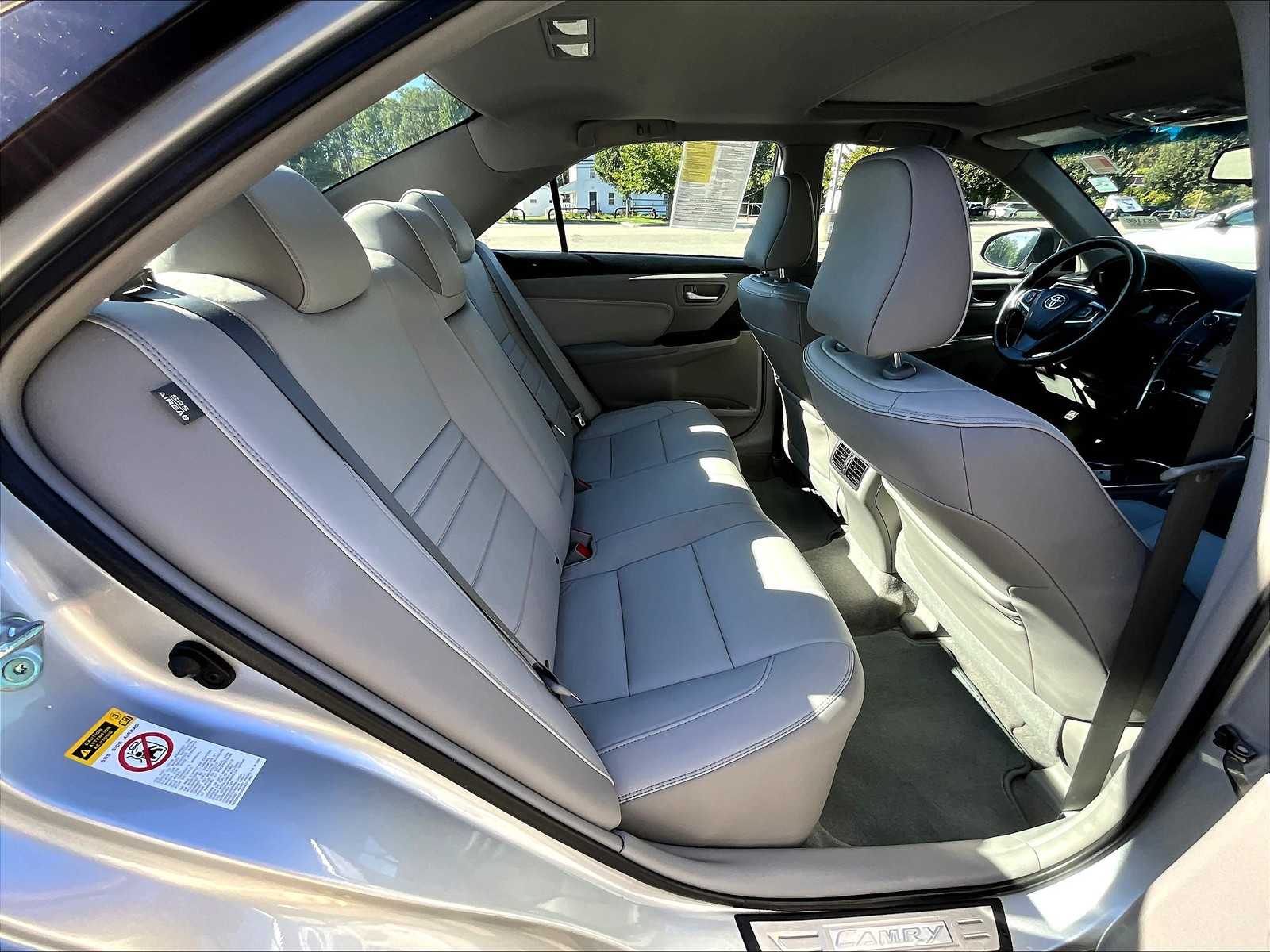 2016 Toyota Camry XLE photo 16