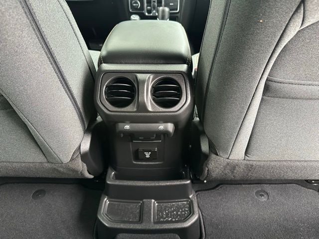 2024 Jeep Wrangler Sahara 4xe photo 32