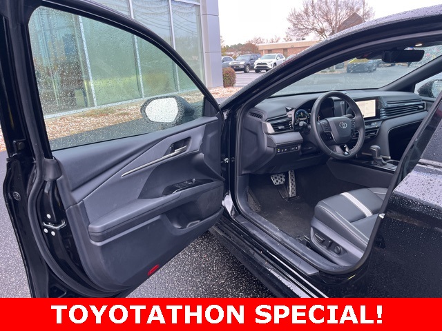 2025 Toyota Camry SE photo 3