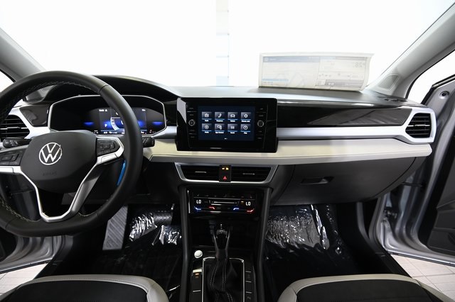 2025 Volkswagen Taos SE photo 2