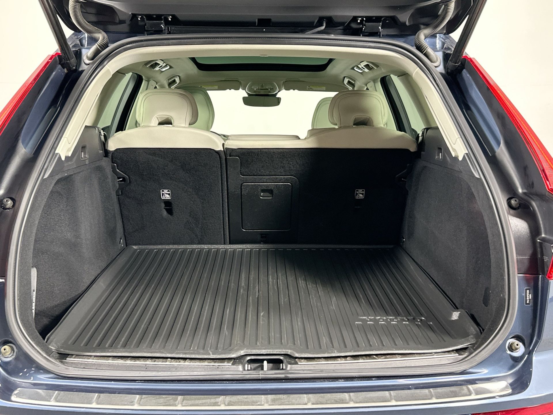 2023 Volvo XC60 B5 Core photo 27