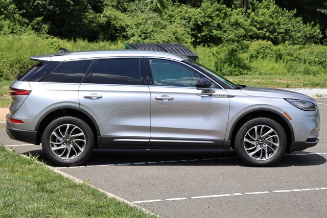 2022 Lincoln Corsair Standard photo 3