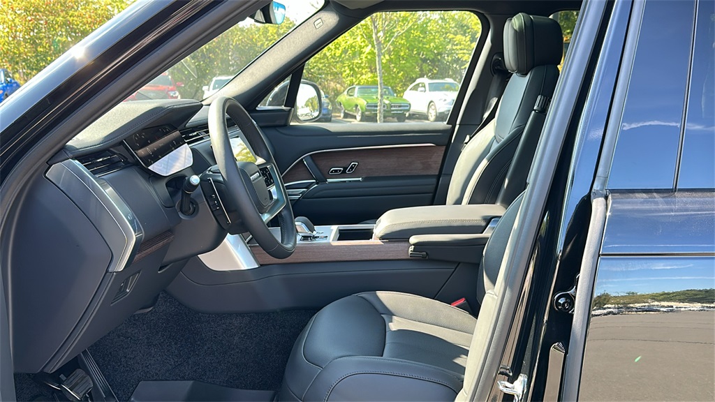 2025 Land Rover Range Rover SE photo 10