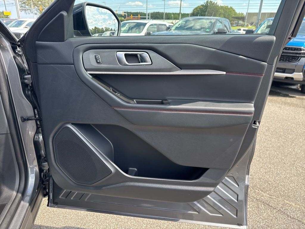 2025 Ford Explorer ST photo 24