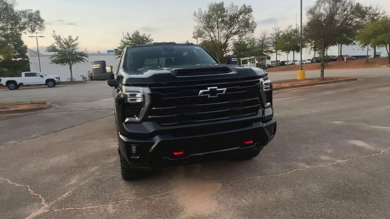 2025 Chevrolet Silverado 2500HD LT photo 3