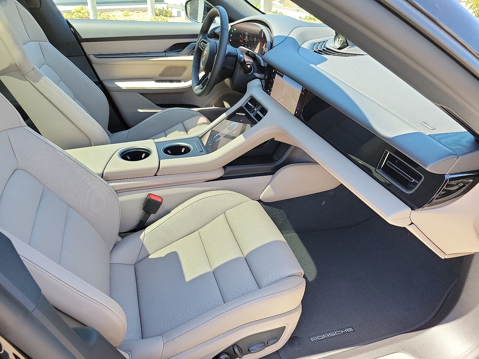 2025 Porsche Taycan photo 26