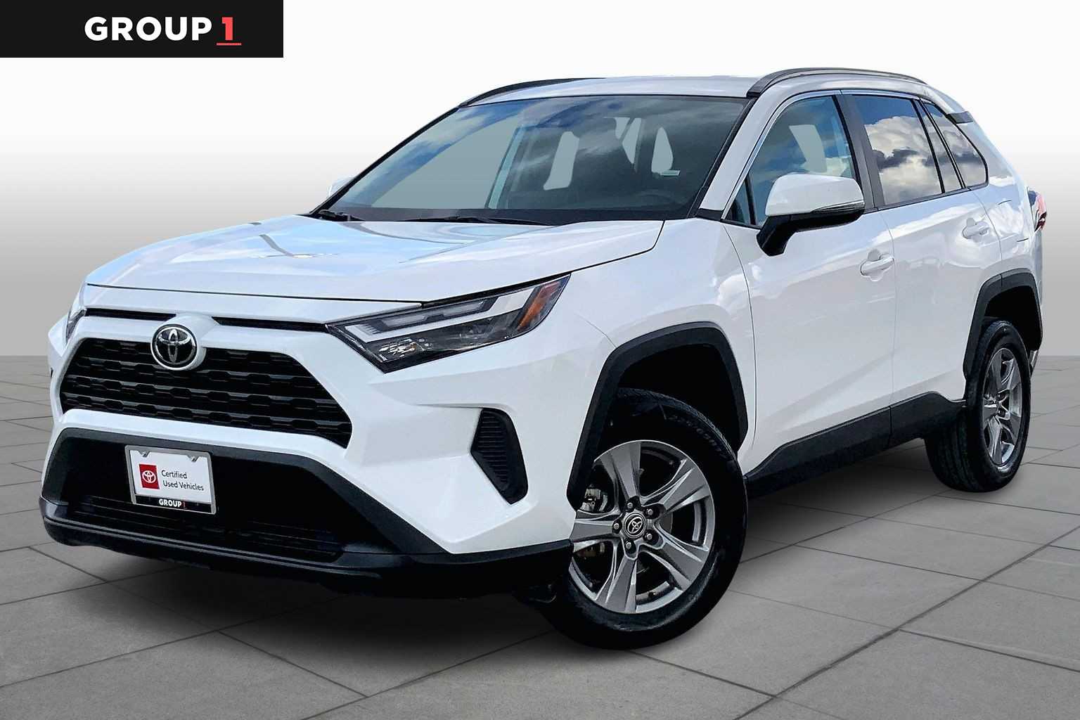 2024 Toyota RAV4 XLE's photo