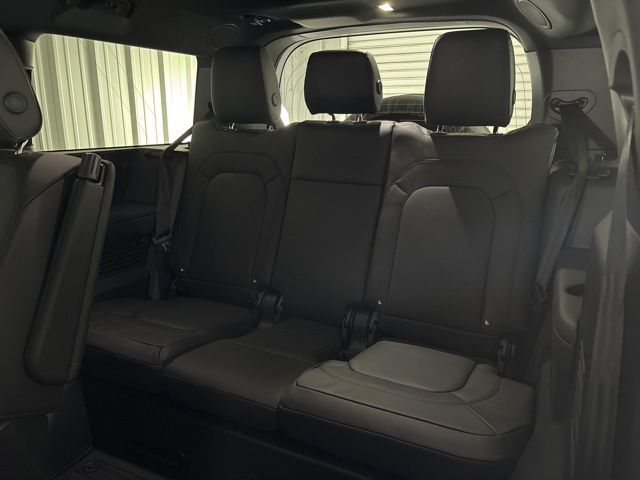 2025 Land Rover Defender 130 X-Dynamic SE photo 22