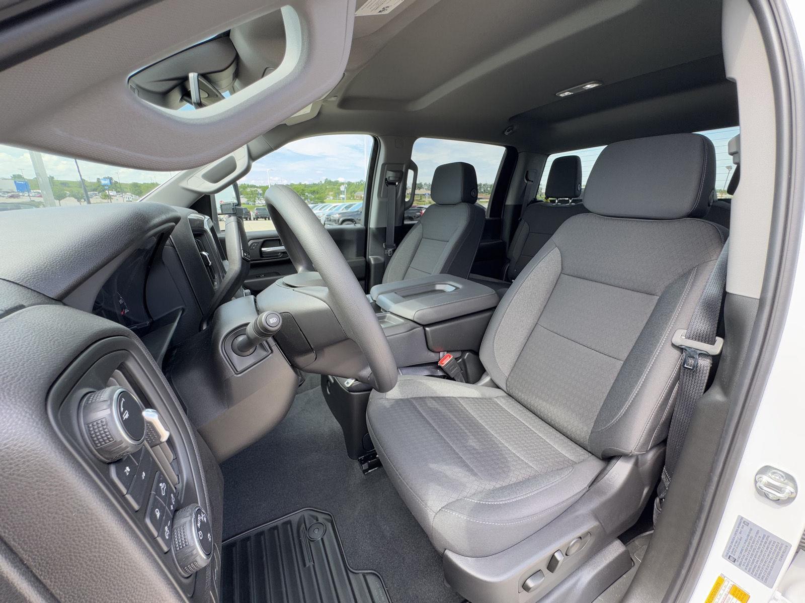 2025 Chevrolet Silverado 2500HD Custom photo 2