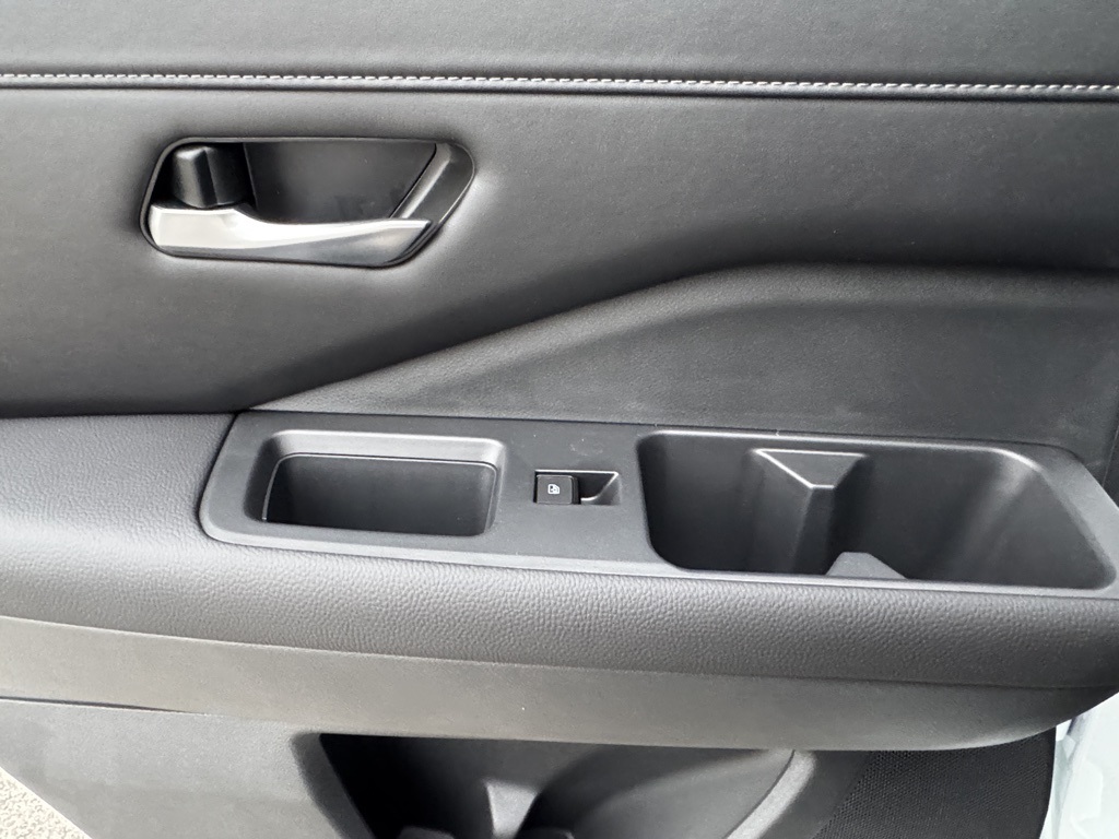 2025 Nissan Pathfinder SL photo 17