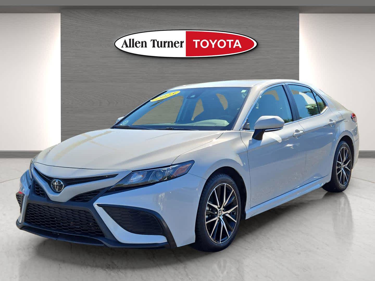 2023 Toyota Camry SE photo 3