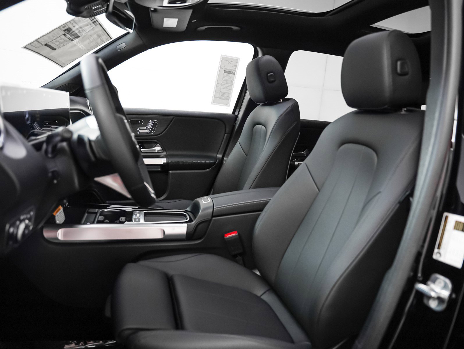 2025 Mercedes Benz GLB 250 4MATIC photo 4