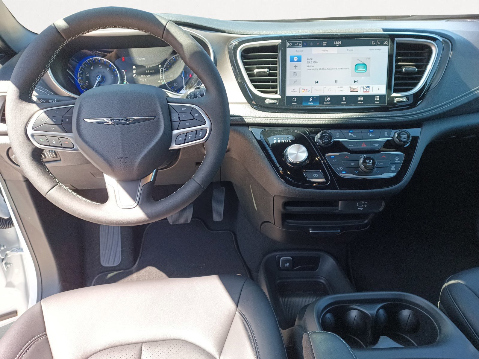 2026 Chrysler Pacifica photo 3