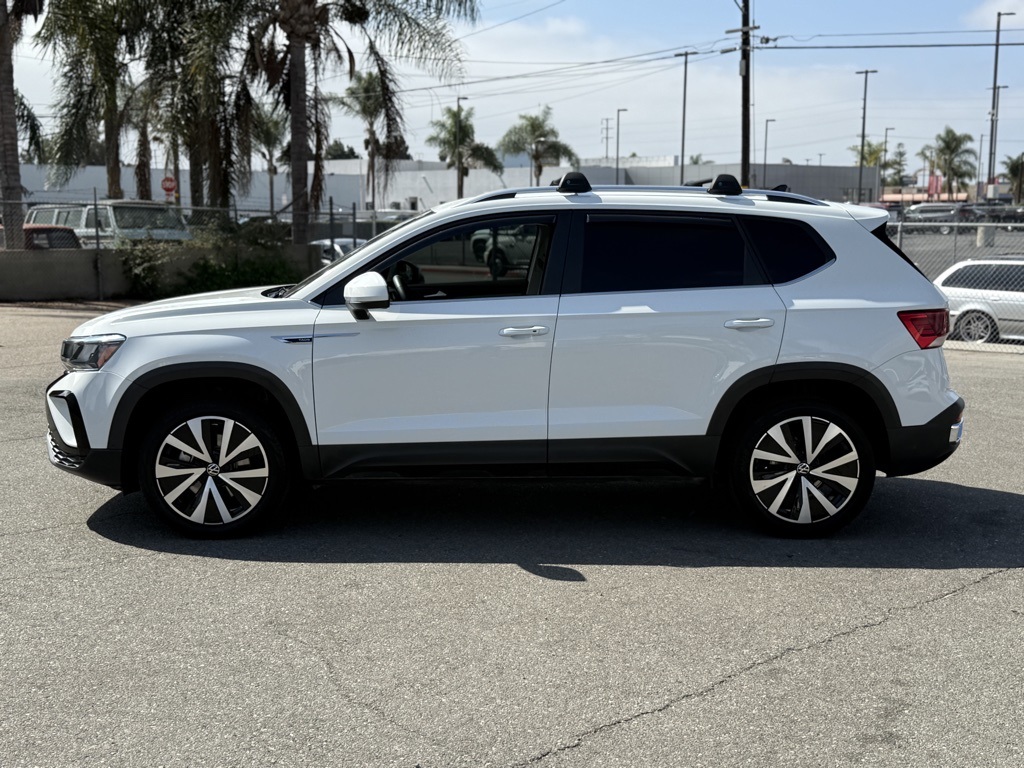 2022 Volkswagen Taos SE photo 2