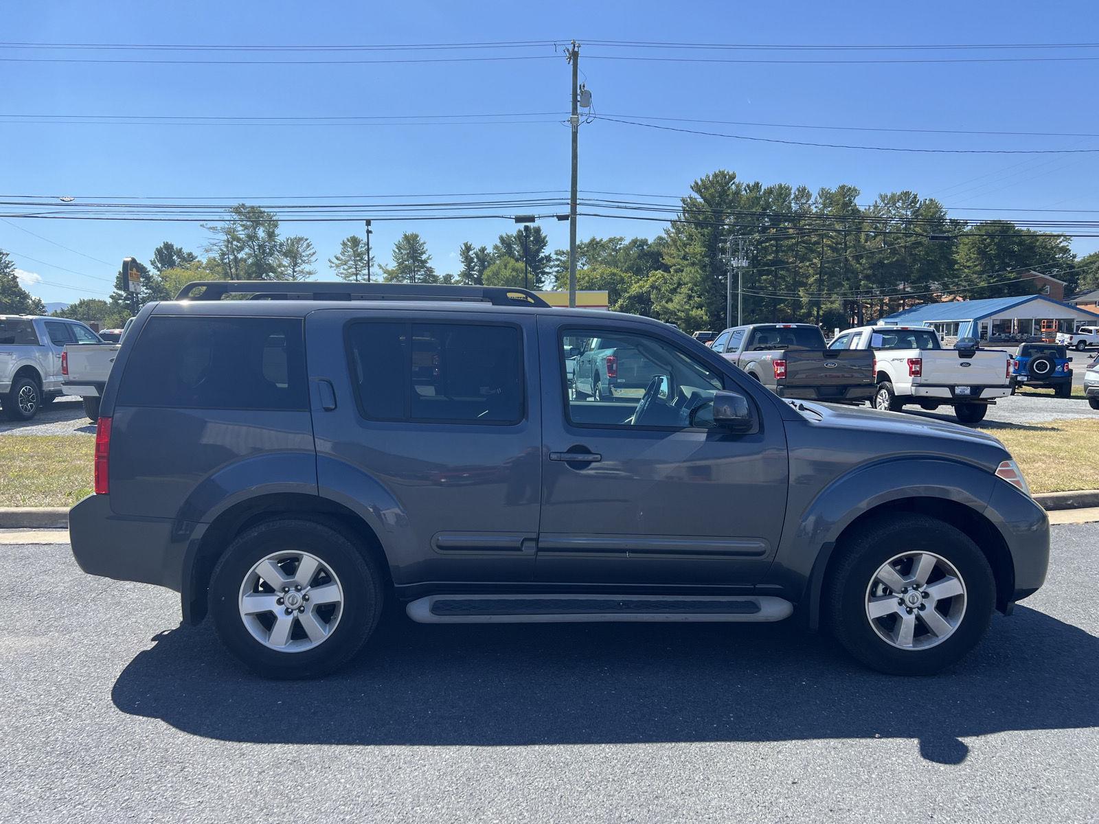 2010 Nissan Pathfinder SE photo 2