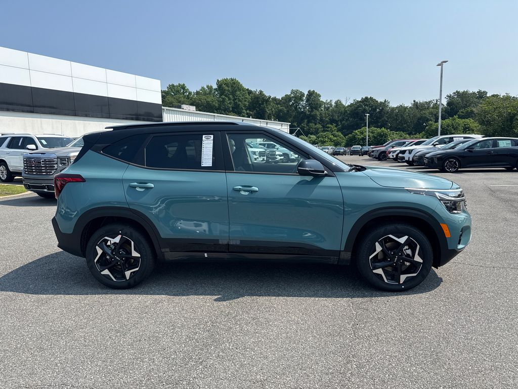 2025 Kia Seltos S photo 2