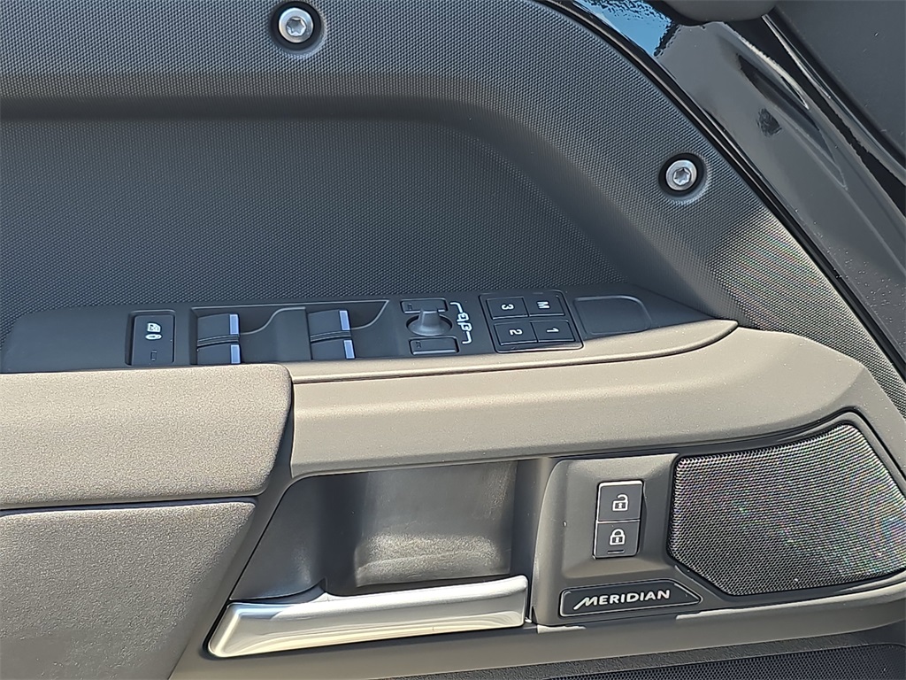 2025 Land Rover Defender 130 S photo 28