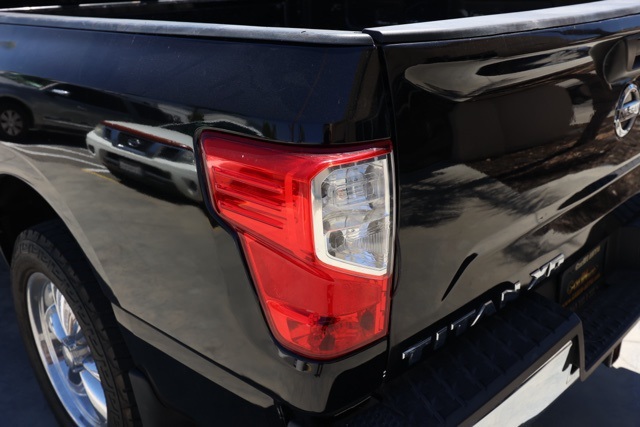 2017 Nissan Titan SV photo 6