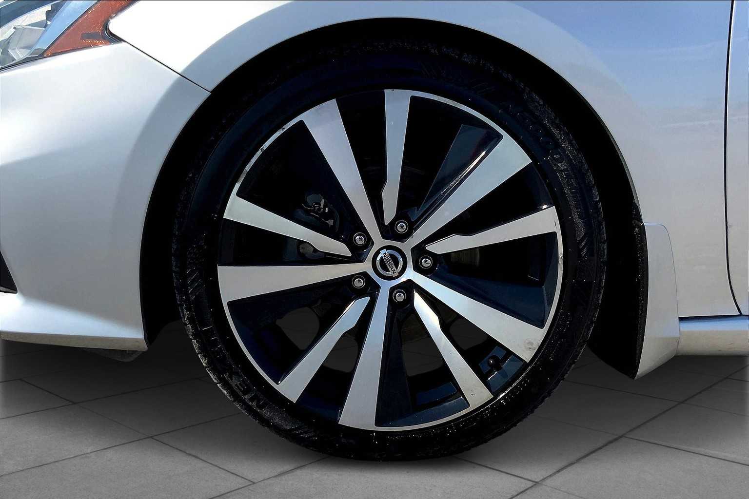 2020 Nissan Altima 2.5 SR photo 9