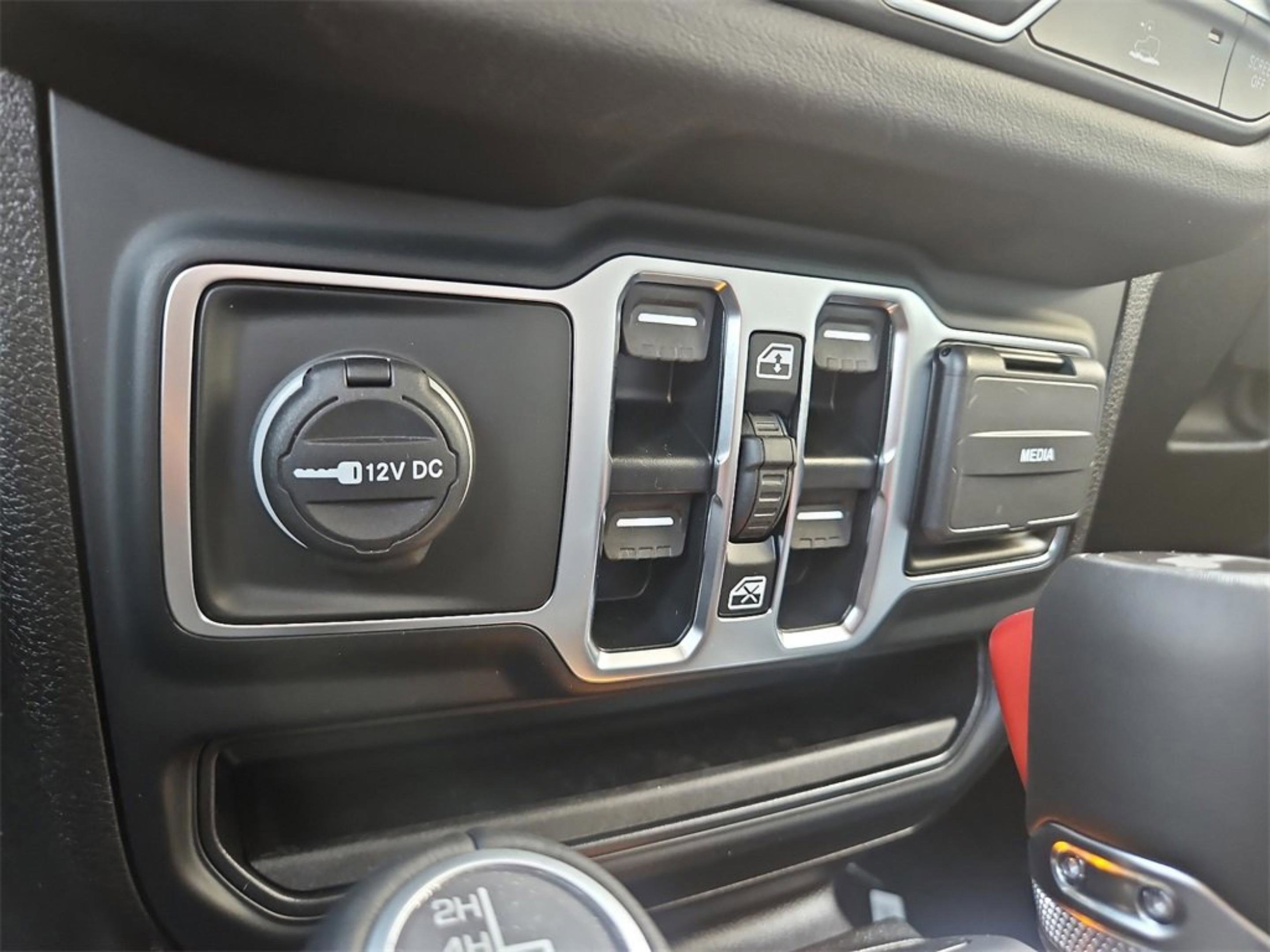 2025 Jeep Wrangler Sahara photo 21