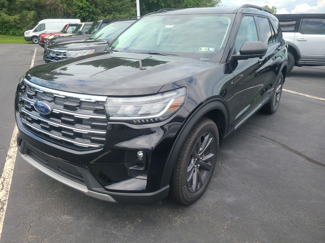 2025 Ford Explorer photo 2