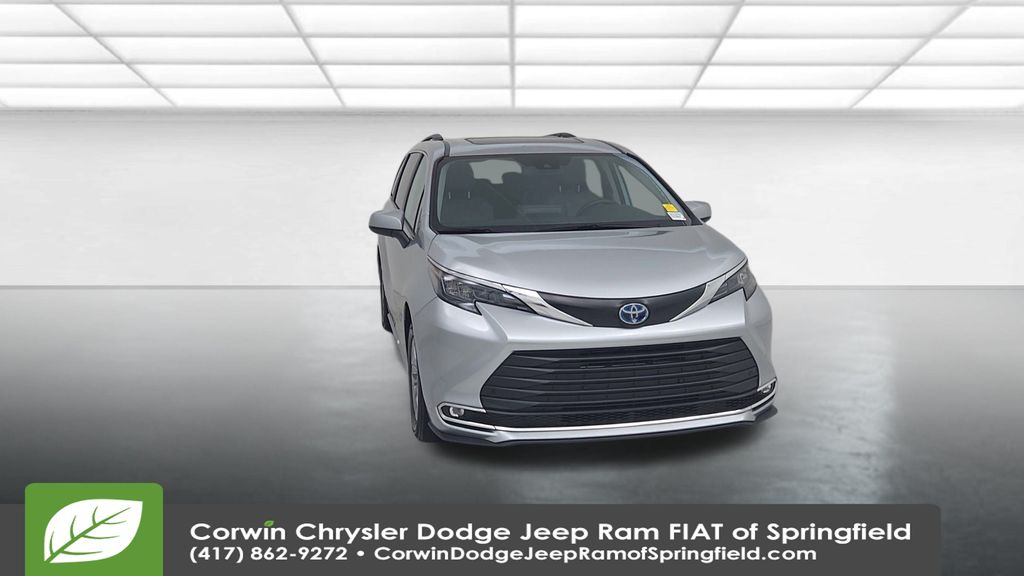 2024 Toyota Sienna XLE photo 4