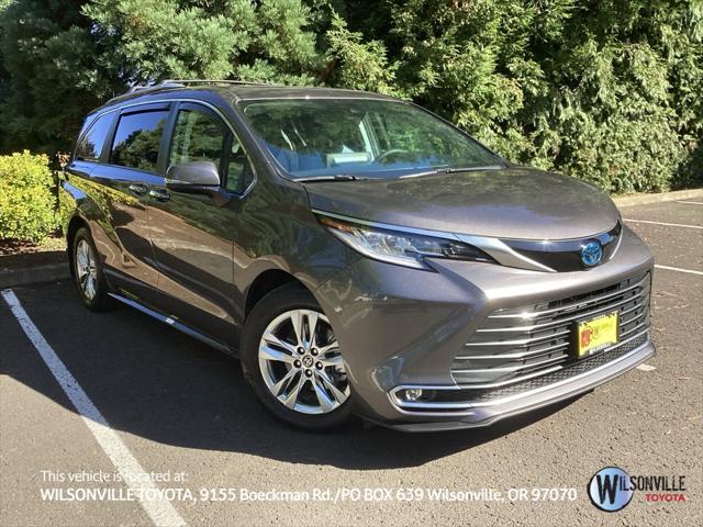 2023 Toyota Sienna Limited's photo