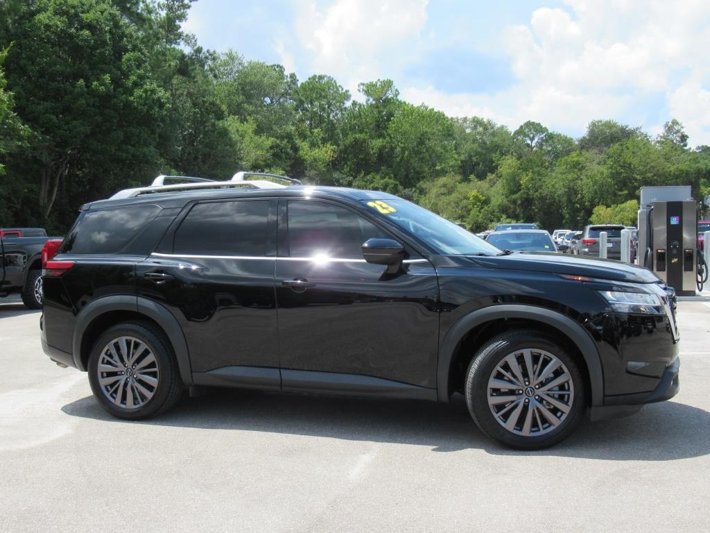 2023 Nissan Pathfinder SL photo 2