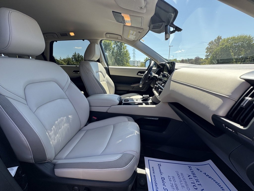 2023 Nissan Pathfinder SL photo 9