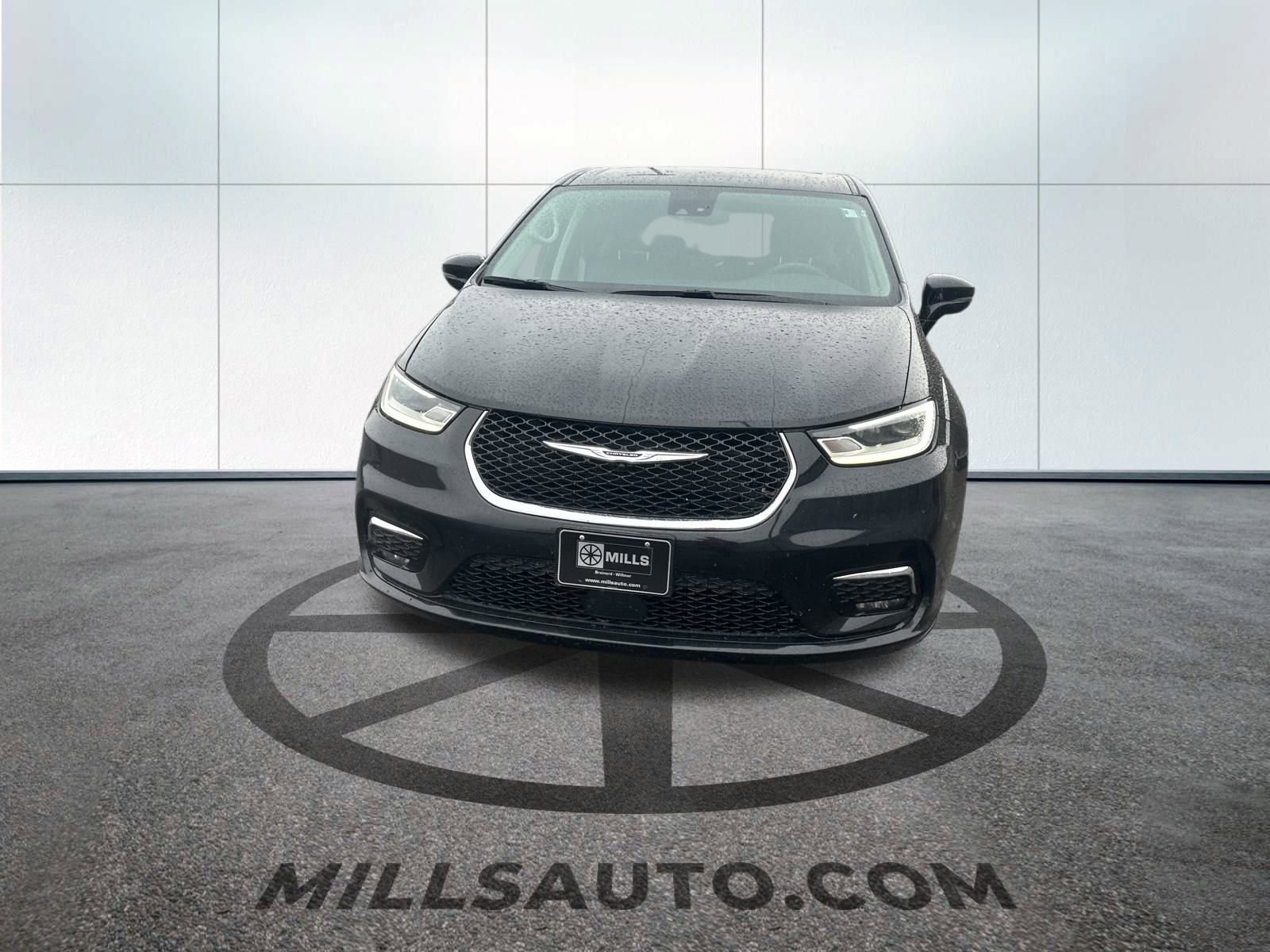 2024 Chrysler Pacifica Touring L photo 2