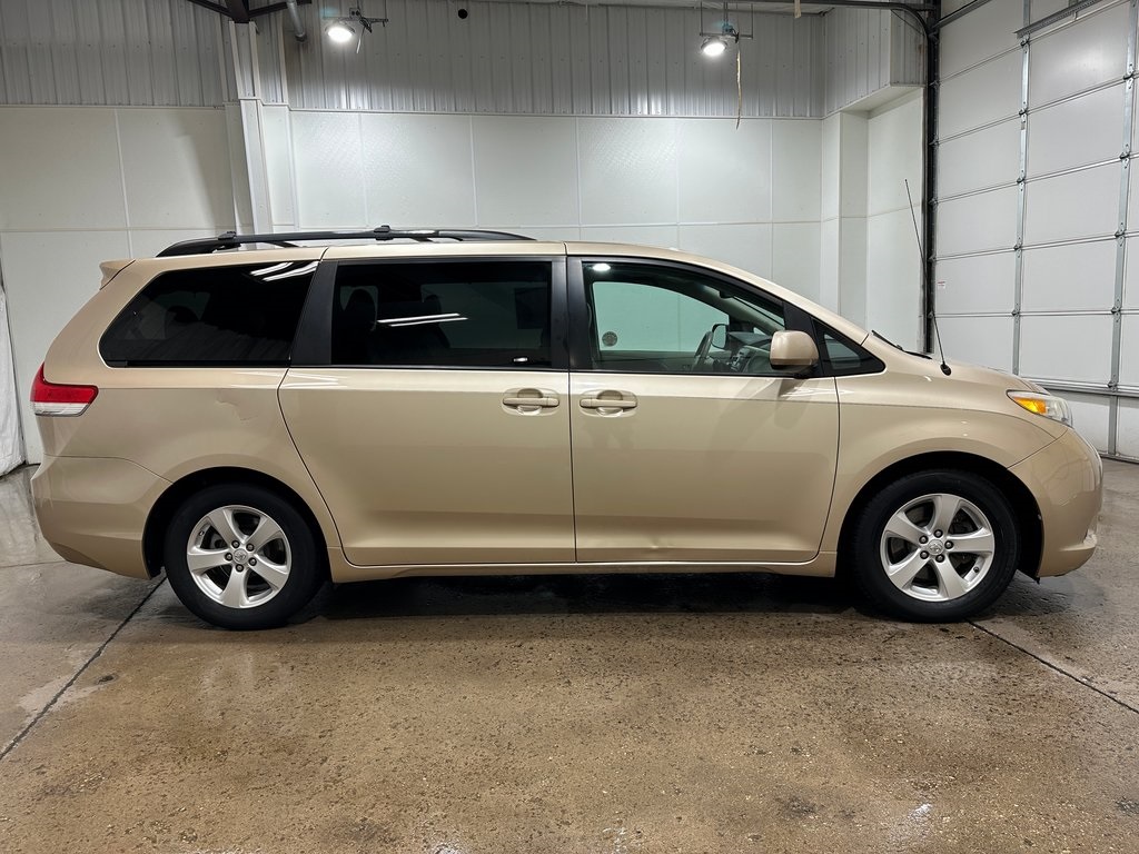 2013 Toyota Sienna LE photo 3